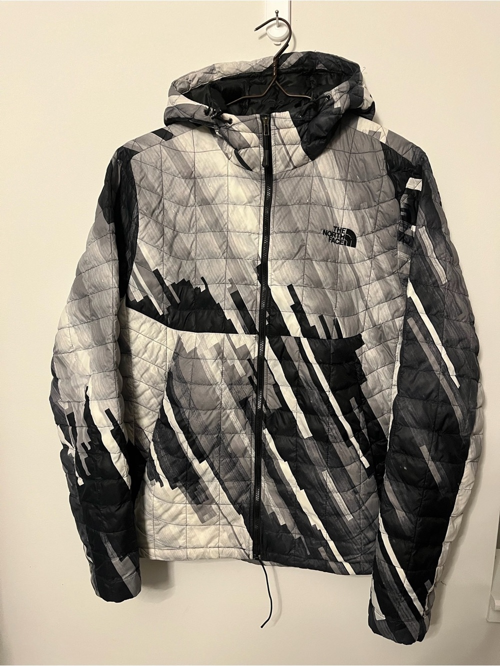 The North Face Men's Black & Gray Patterned Quilted Hooded Puffer